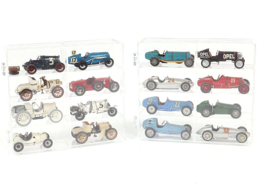 Lot 89 - DIVERS (16)