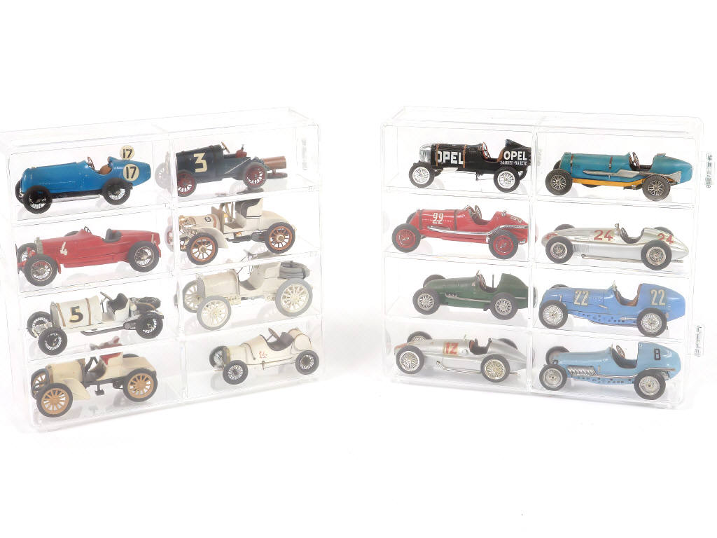 Lot 89 - DIVERS (16)