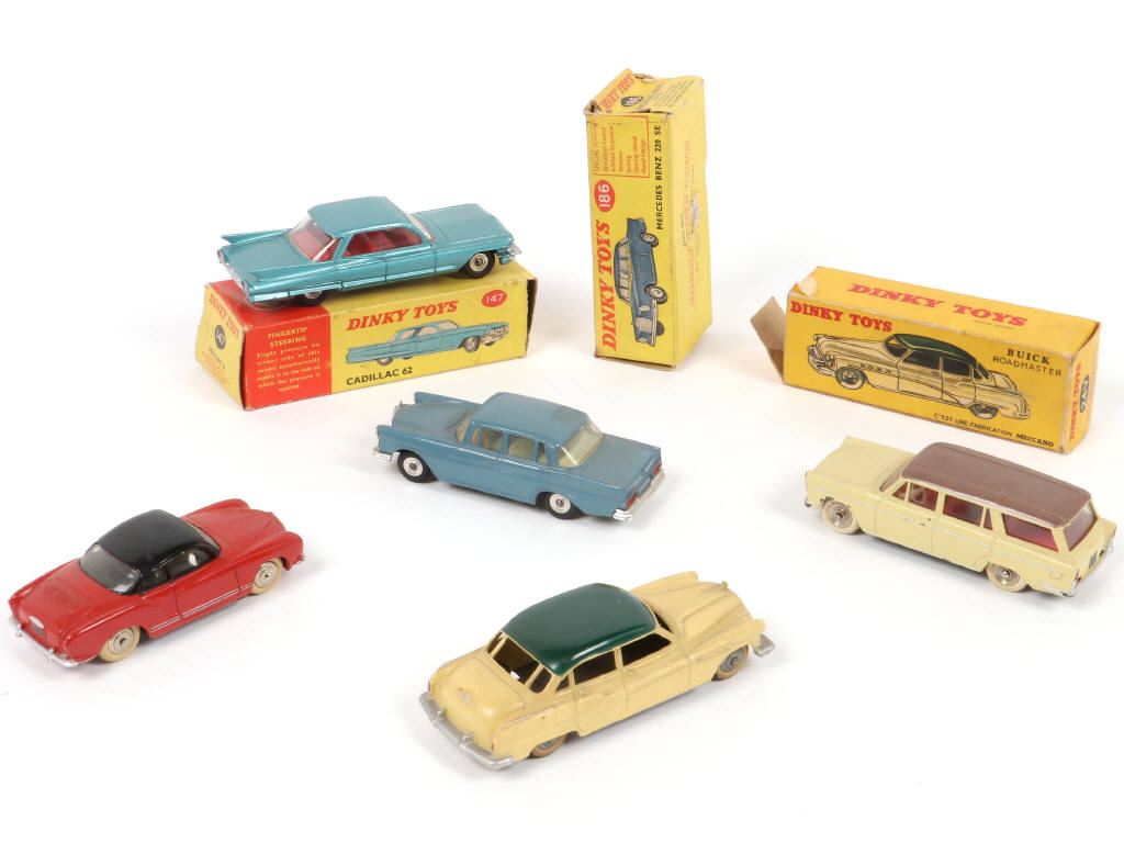 Lot 228 - DINKY TOYS (5)