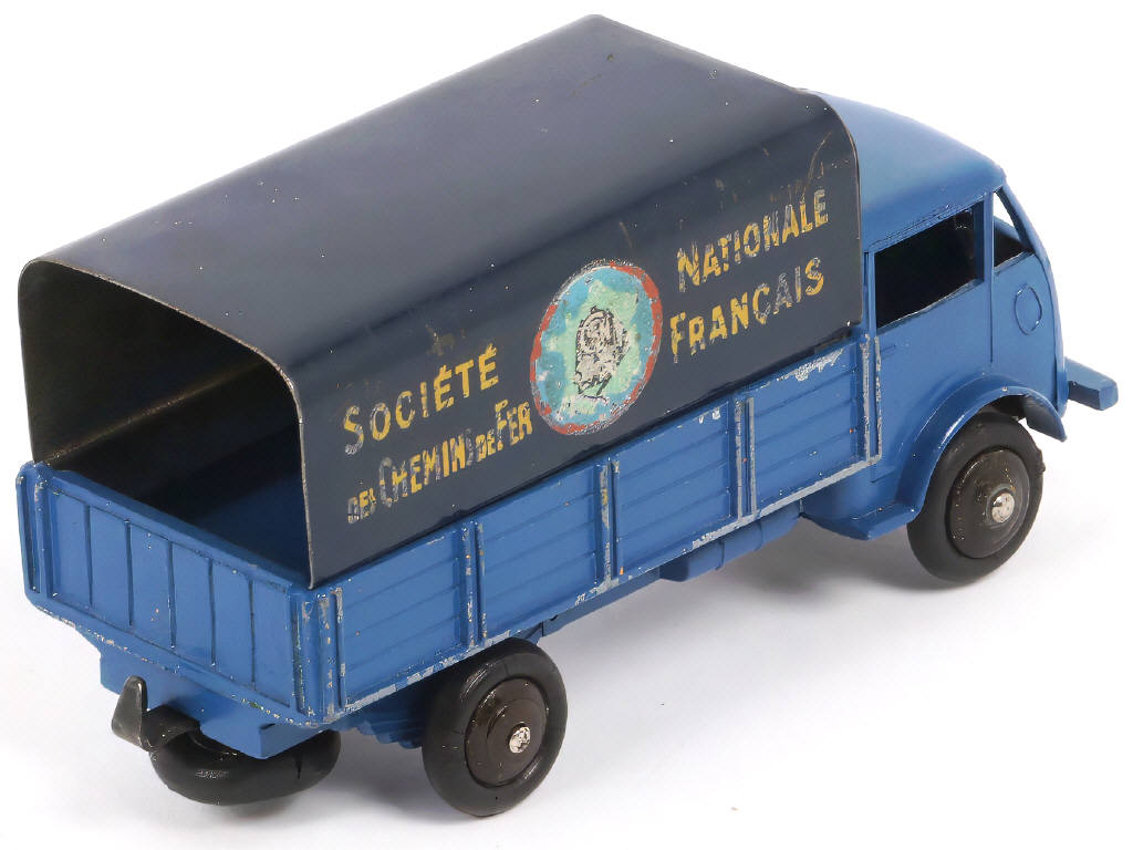 Lot 237 - DINKY TOYS (FRANCE) (1)