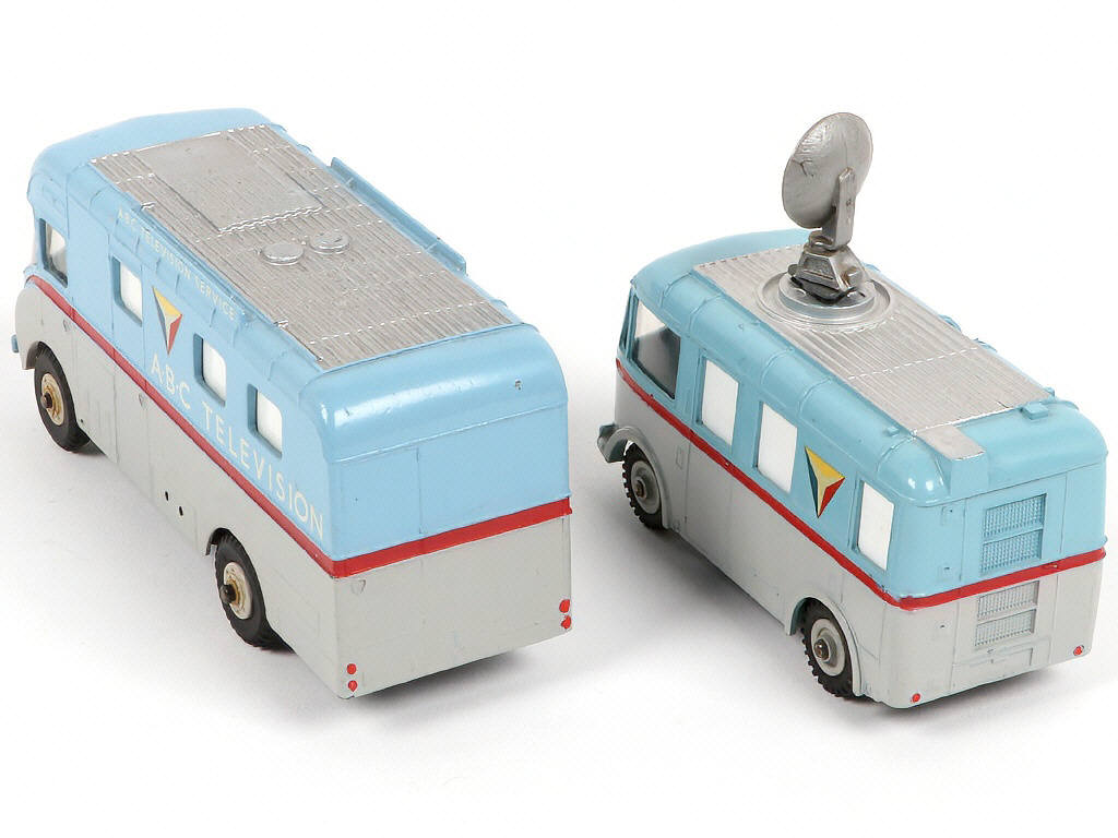 Lot 326 - DINKY TOYS (GB) (2)