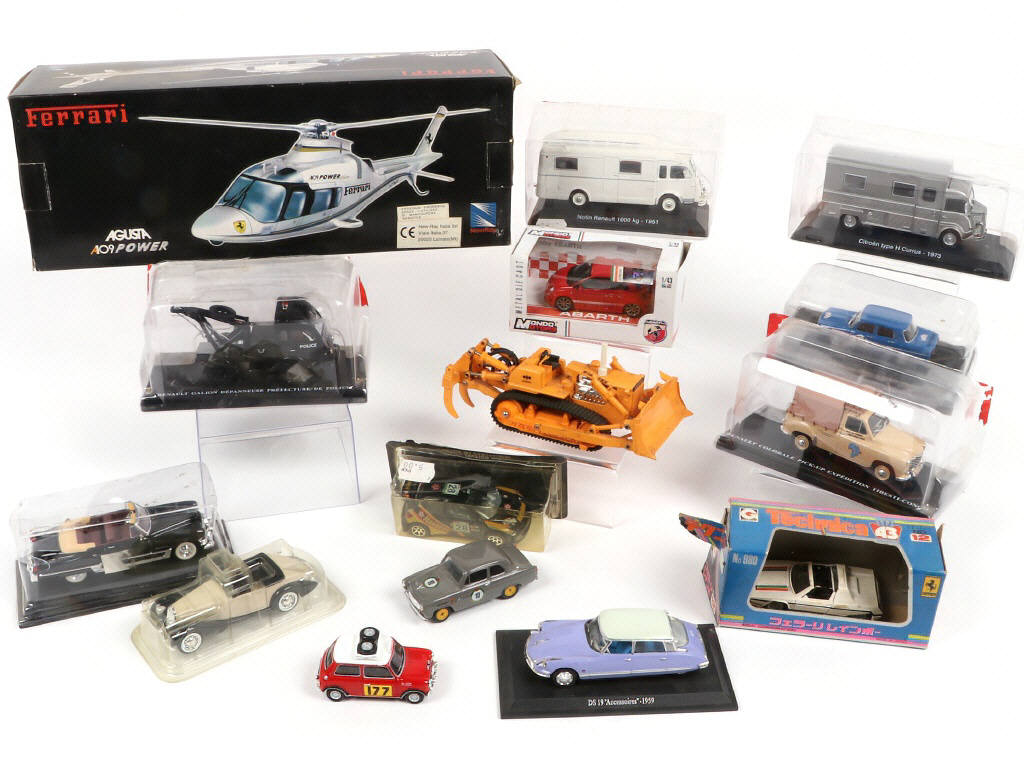 Lot 63 - DIVERS (15)