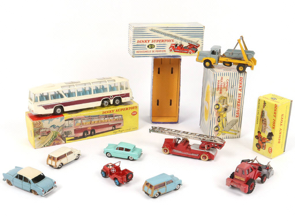 Lot 267 - DINKY TOYS (9)