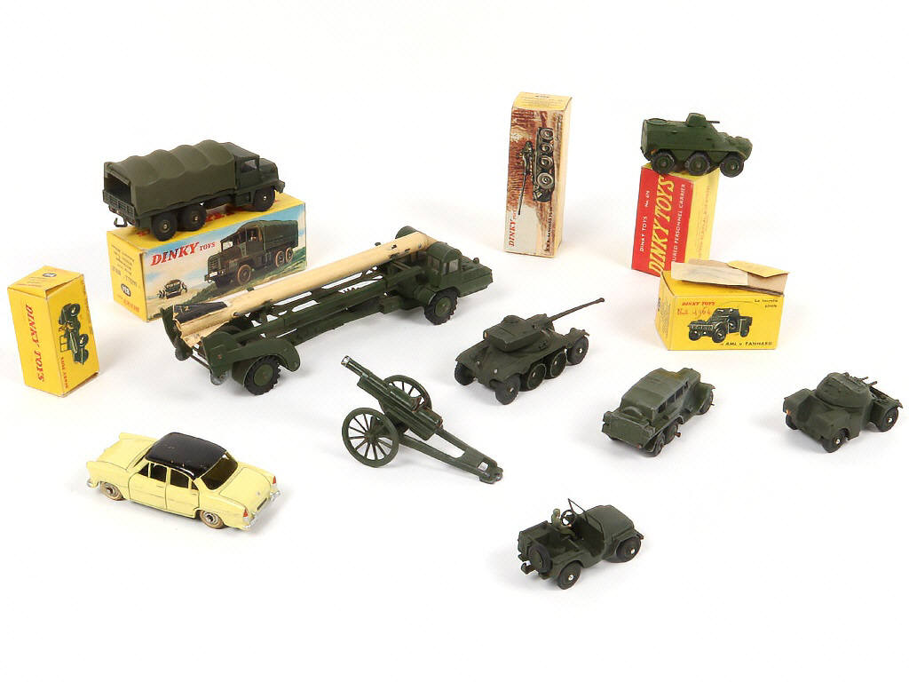 Lot 266 - DINKY TOYS (9)