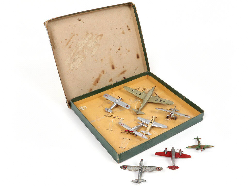 Lot 263 - DINKY TOYS (8)