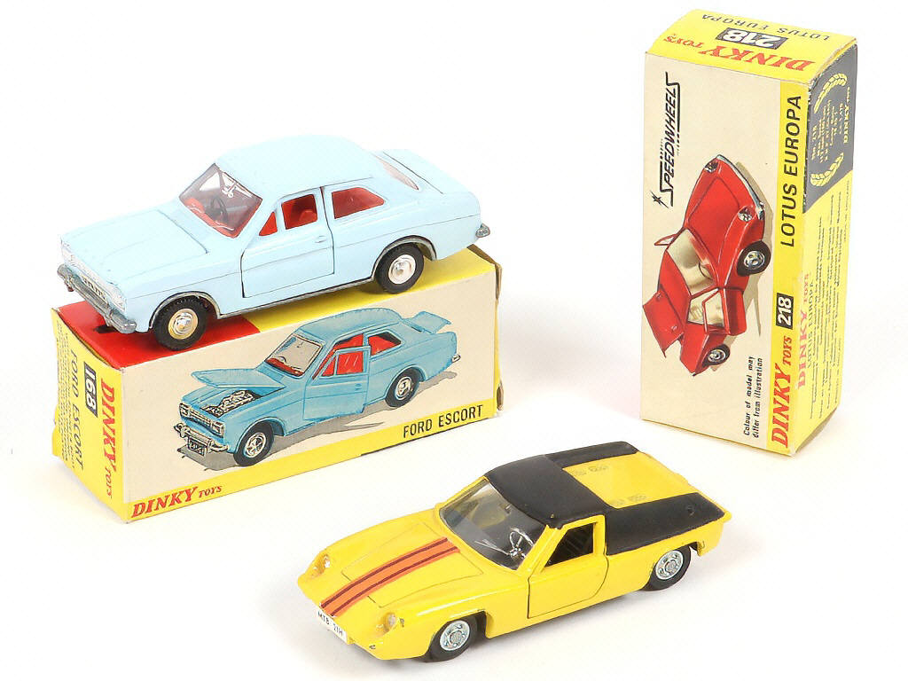 Lot 259 - DINKY TOYS (GB) (2)