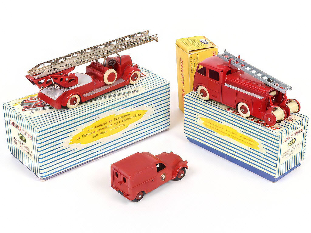 Lot 304 - DINKY TOYS (FRANCE) (3)