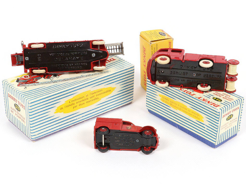 Lot 304 - DINKY TOYS (FRANCE) (3)