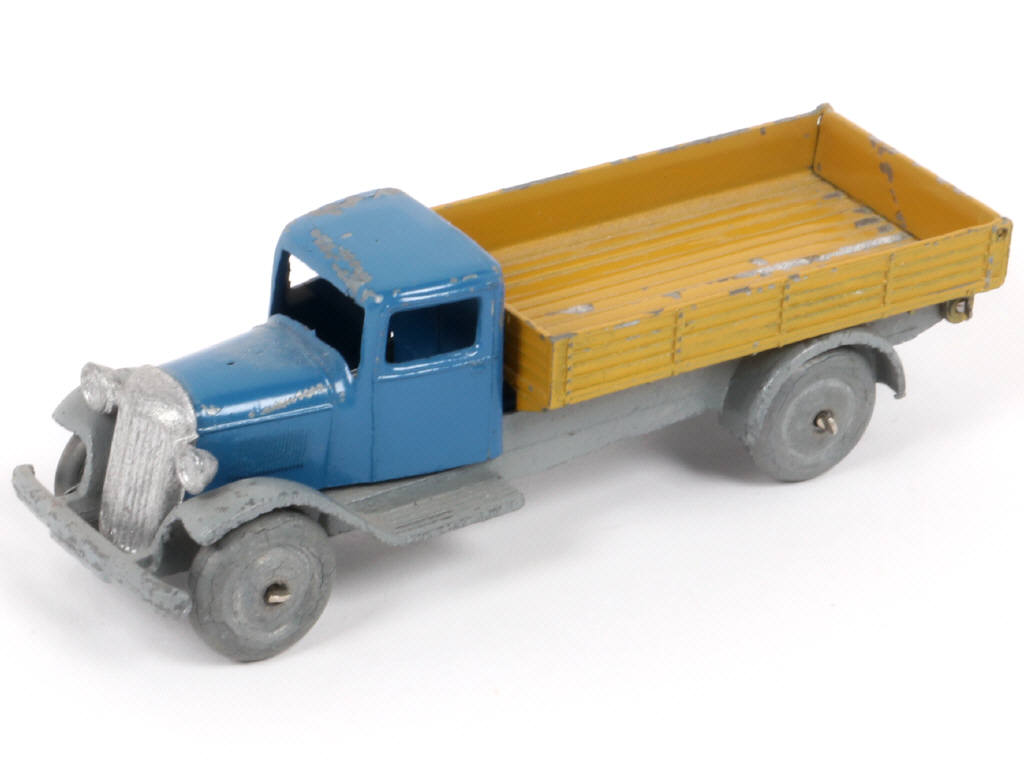 Lot 237 - DINKY TOYS (FRANCE) (1)