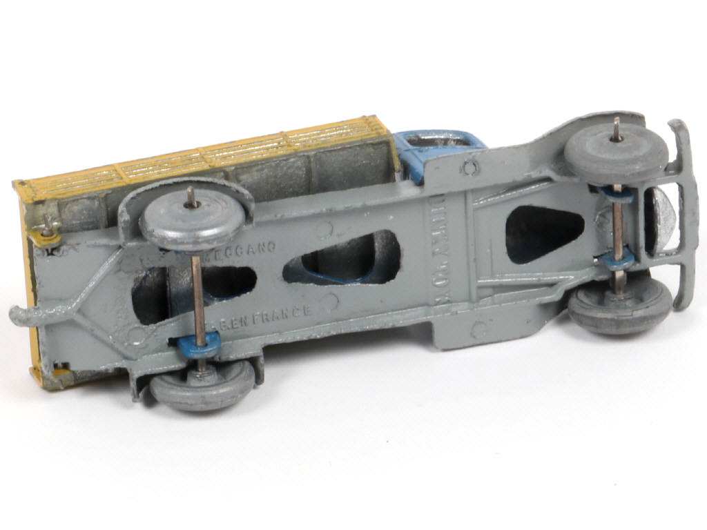 Lot 237 - DINKY TOYS (FRANCE) (1)