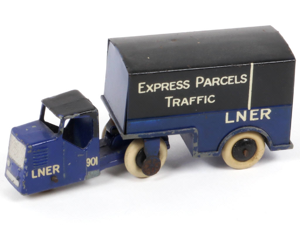 Lot 183 - DINKY TOYS (GB) (1)