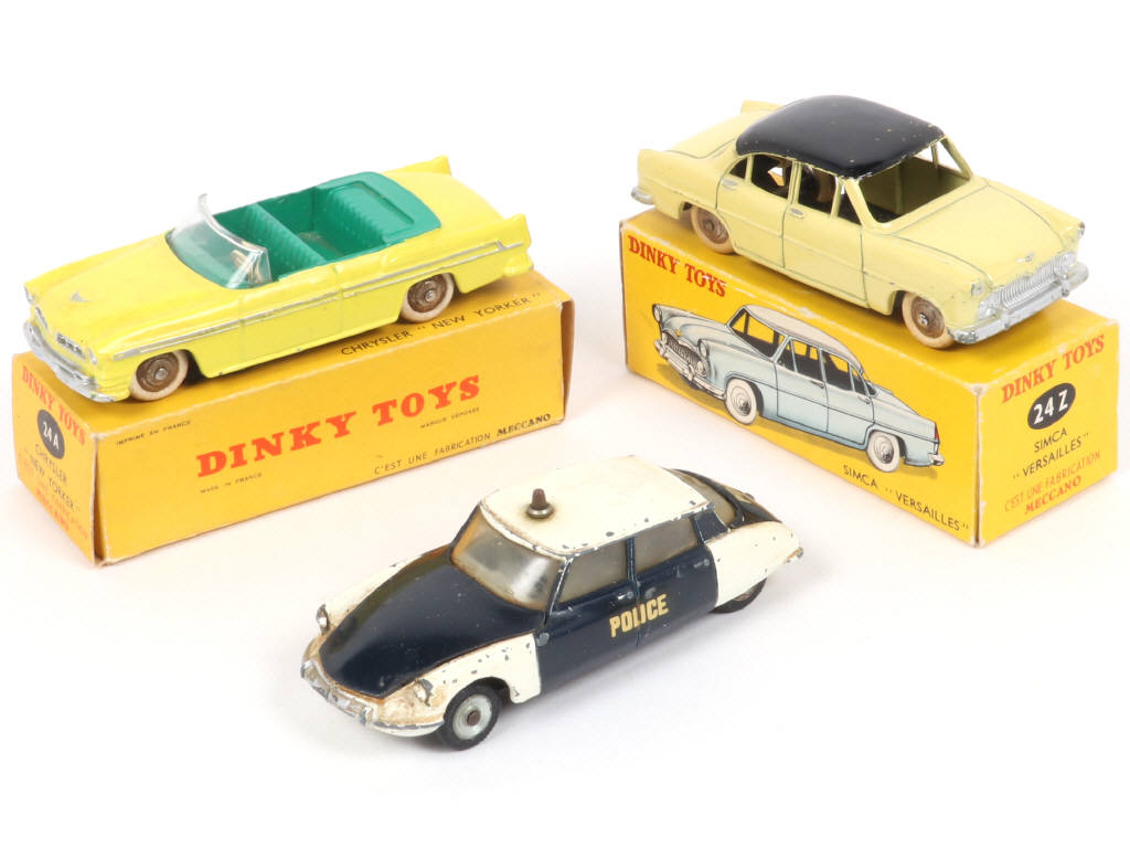 Lot 206 - DINKY TOYS (GB) (3)