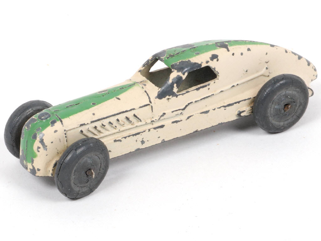 Lot 226 - DINKY TOYS (FRANCE) (1)