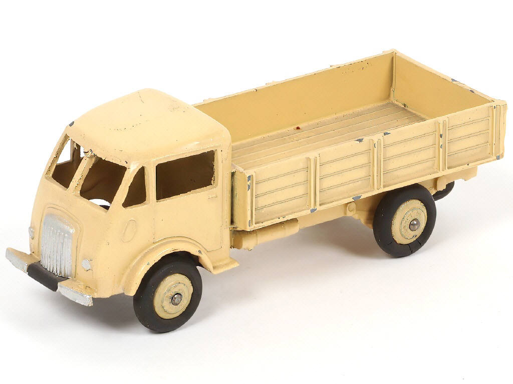 Lot 415 - DINKY TOYS (FRANCE) (1)