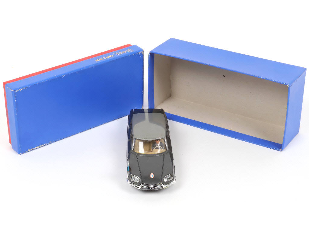 Lot 439 - DINKY TOYS (FRANCE) (1)