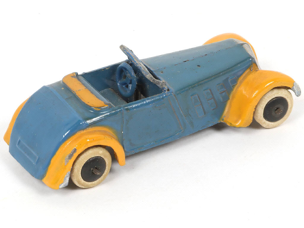 Lot 397 - DINKY TOYS (FRANCE) (1)
