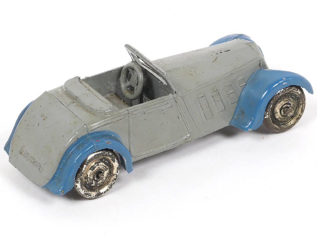 Lot 396 - DINKY TOYS (FRANCE) (1)