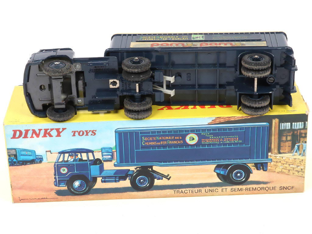 Lot 454 - DINKY TOYS (FRANCE) (1)