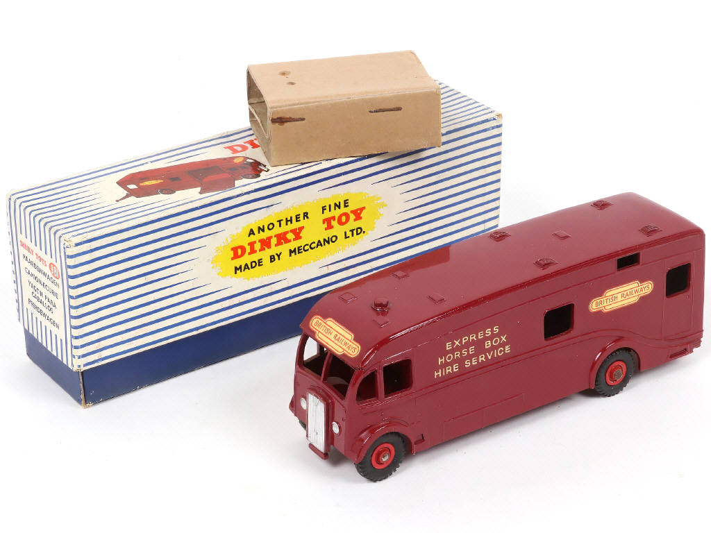 Lot 540 - DINKY TOYS (GB) (1)