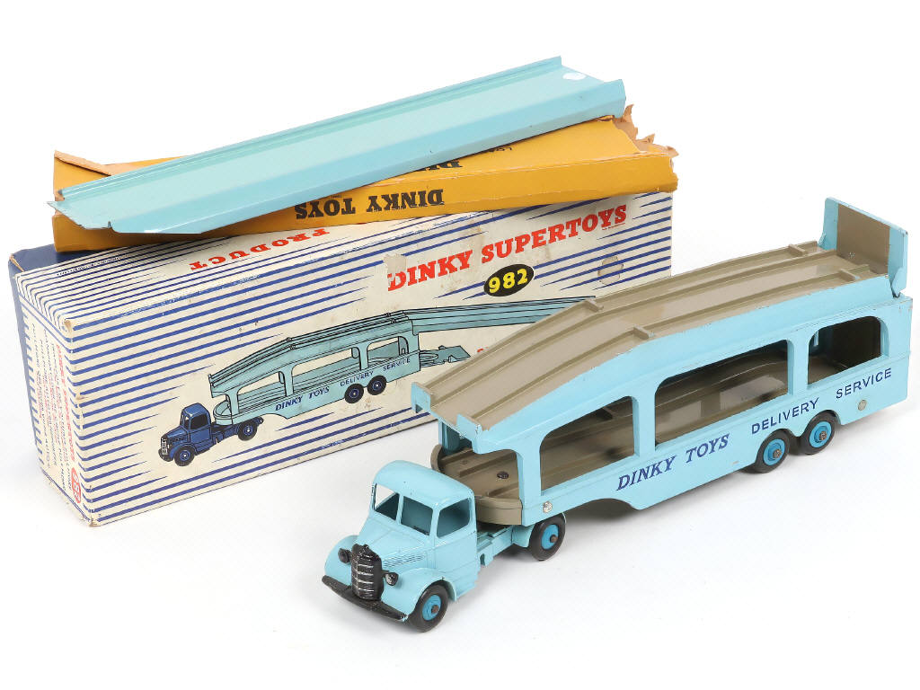 Lot 544 - DINKY TOYS (GB) (1)