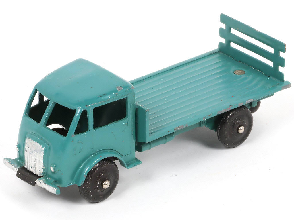 Lot 407 - DINKY TOYS (FRANCE) (1)