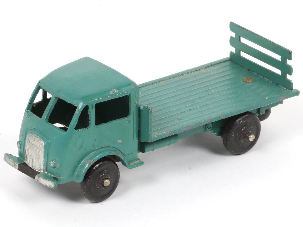 Lot 408 - DINKY TOYS (FRANCE) (1)