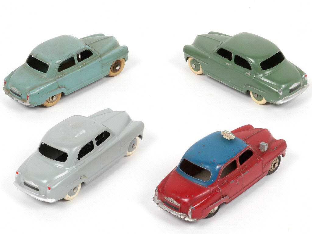Lot 300 - DINKY TOYS (FRANCE) (4)