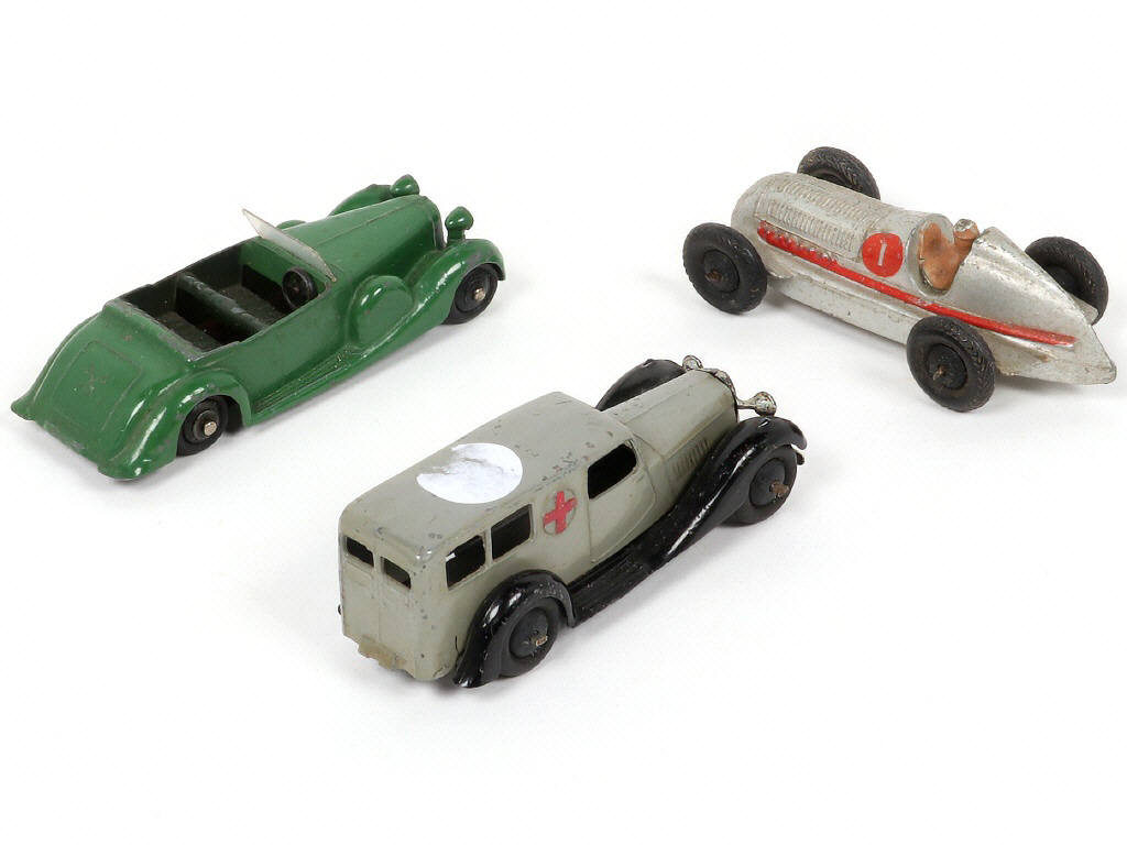 Lot 240 - DINKY TOYS (GB) (3)
