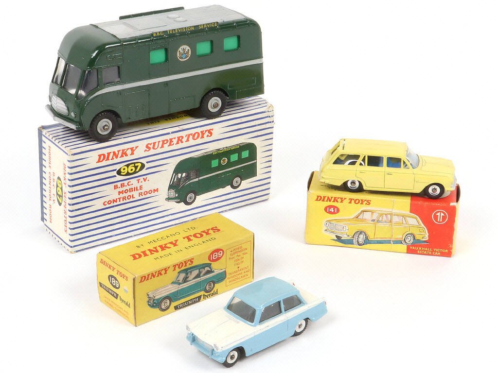 Lot 238 - DINKY TOYS (GB) (3)