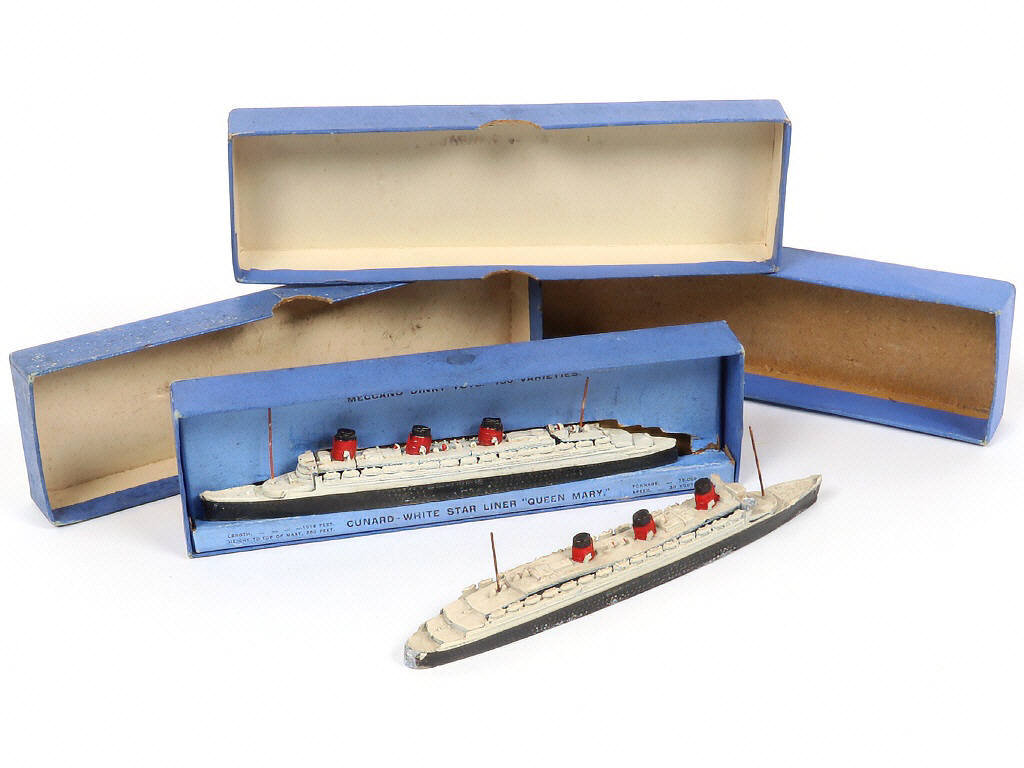 Lot 236 - DINKY TOYS (GB) (2)