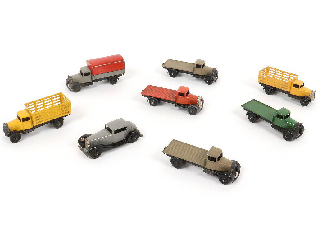 Lot 255 - DINKY TOYS (GB) (8)