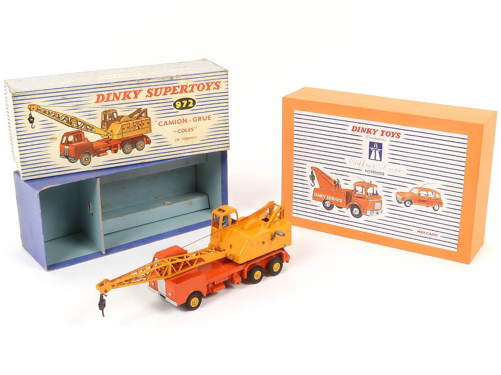 Lot 237 - DINKY TOYS (GB) (2)