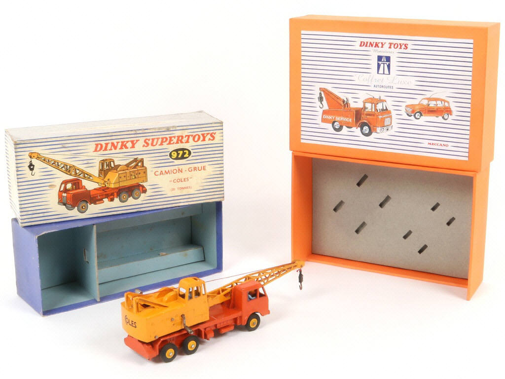 Lot 237 - DINKY TOYS (GB) (2)