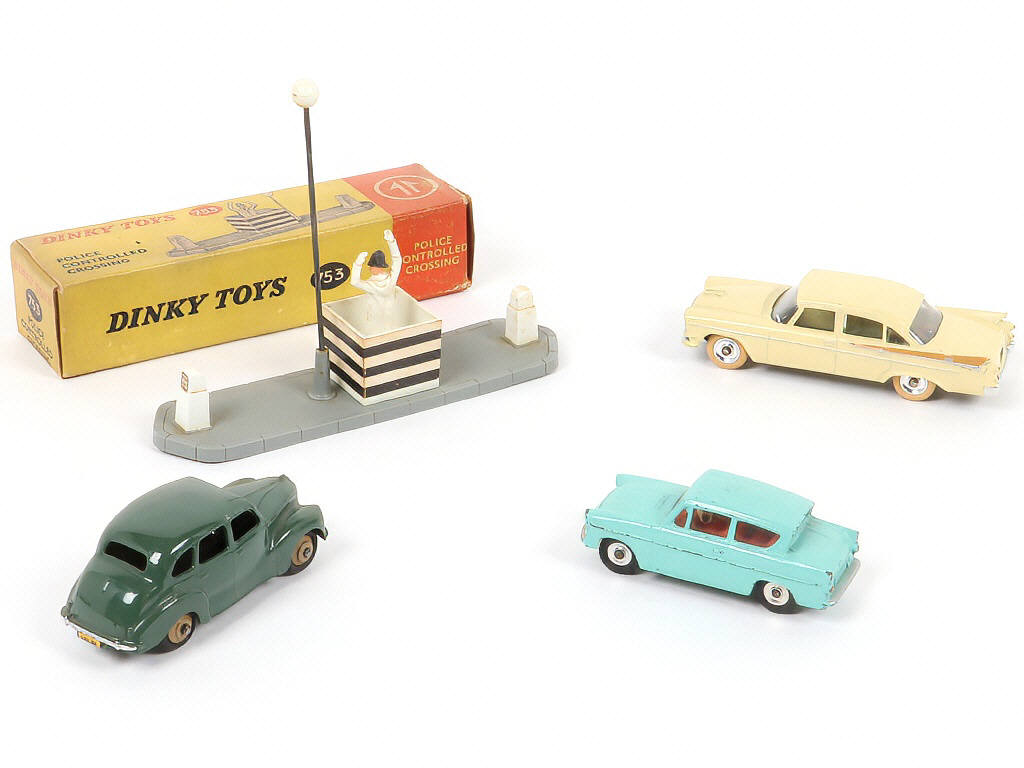 Lot 244 - DINKY TOYS (GB) (4)
