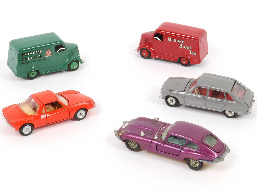 Lot 247 - DINKY TOYS (5)