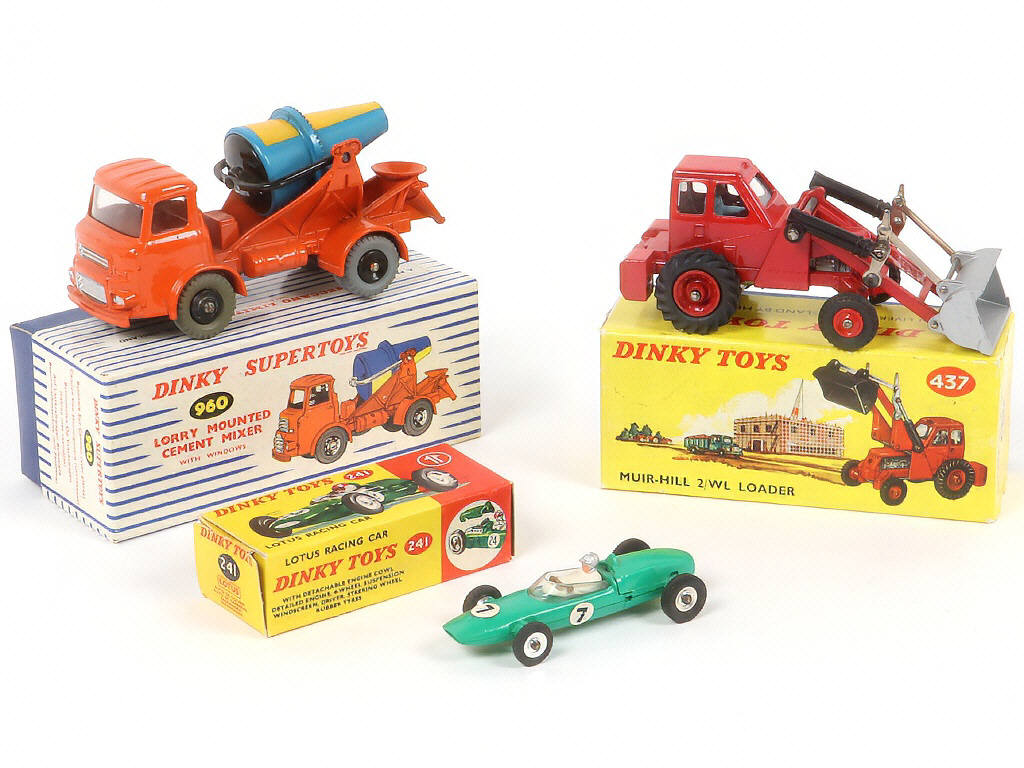 Lot 239 - DINKY TOYS (GB) (3)