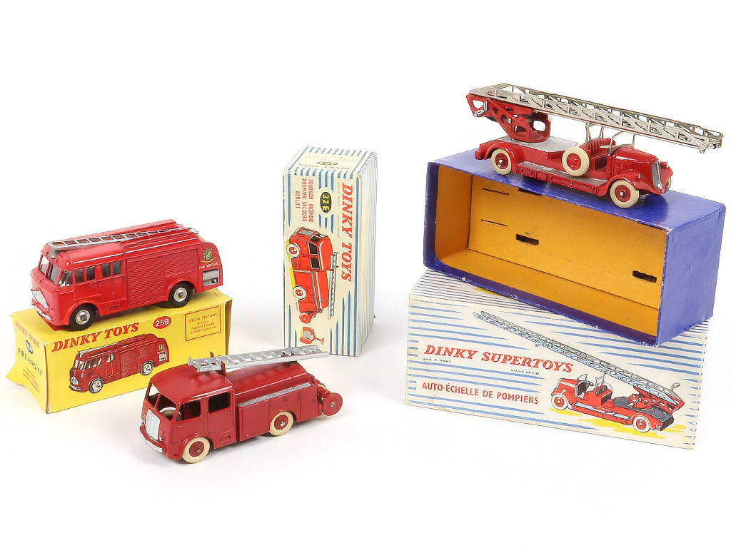 Lot 246 - DINKY TOYS (3)