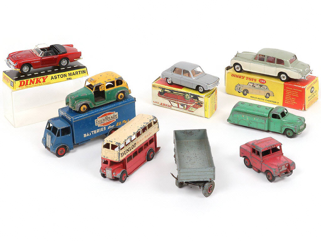 Lot 249 - DINKY TOYS (9)