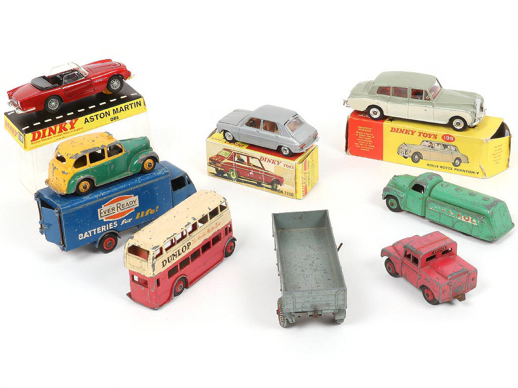 Lot 249 - DINKY TOYS (9)