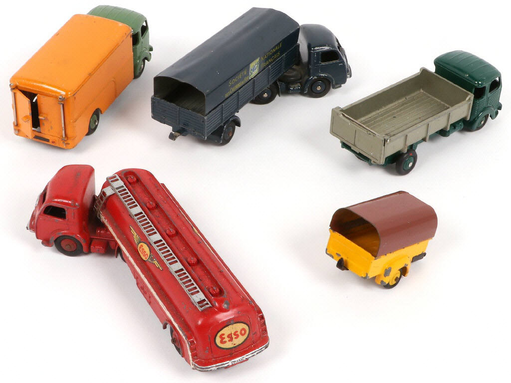 Lot 315 - DINKY TOYS (FRANCE) (5)