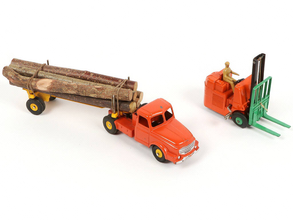Lot 287 - DINKY TOYS (FRANCE) (2)