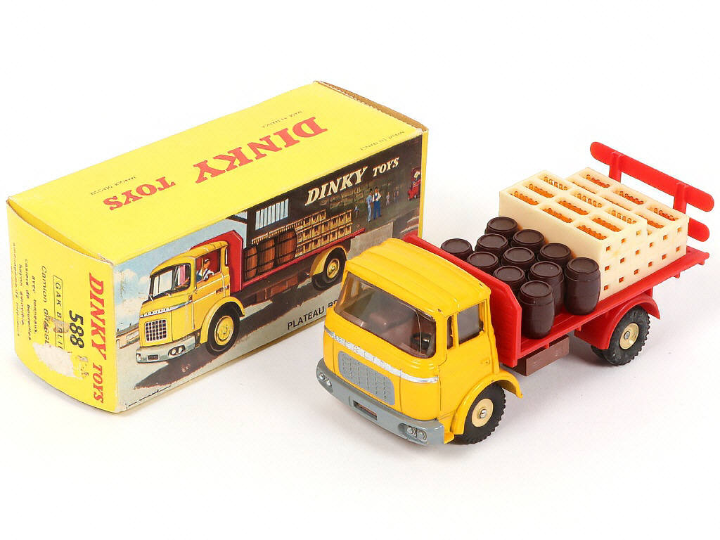 Lot 270 - DINKY TOYS (FRANCE) (1)