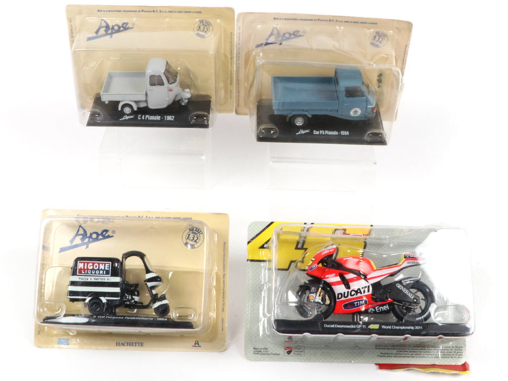 Lot 109 - DIVERS (17)