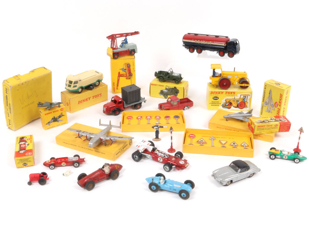 Lot 114 - DIVERS (24)