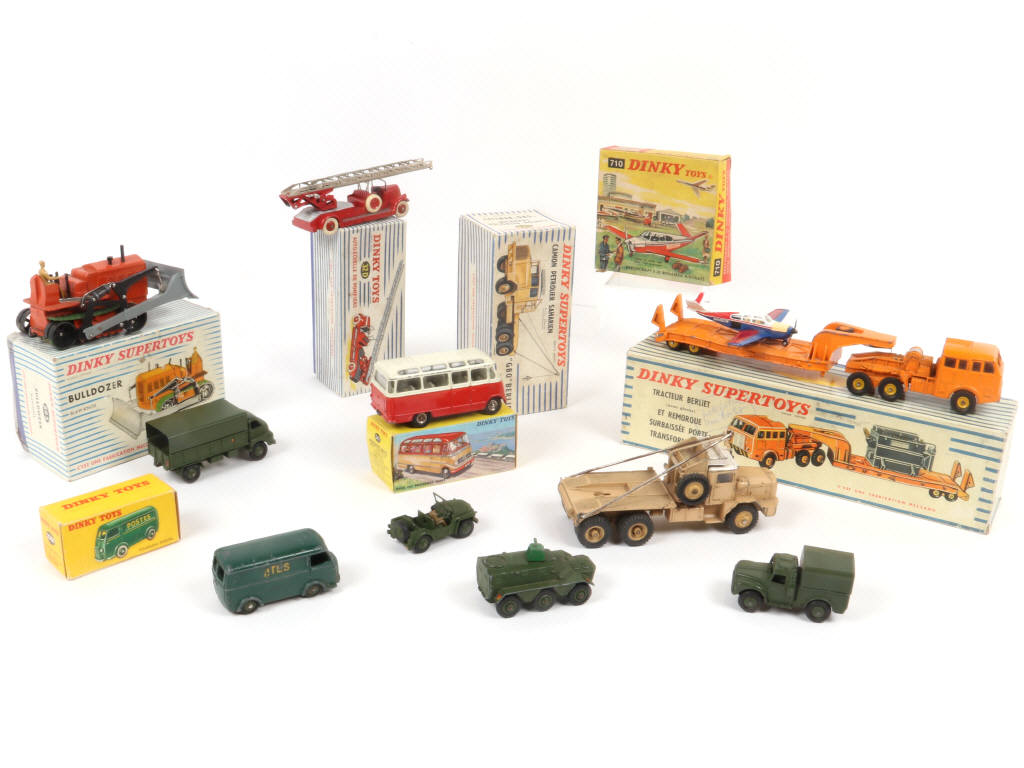 Lot 89 - DIVERS (11)