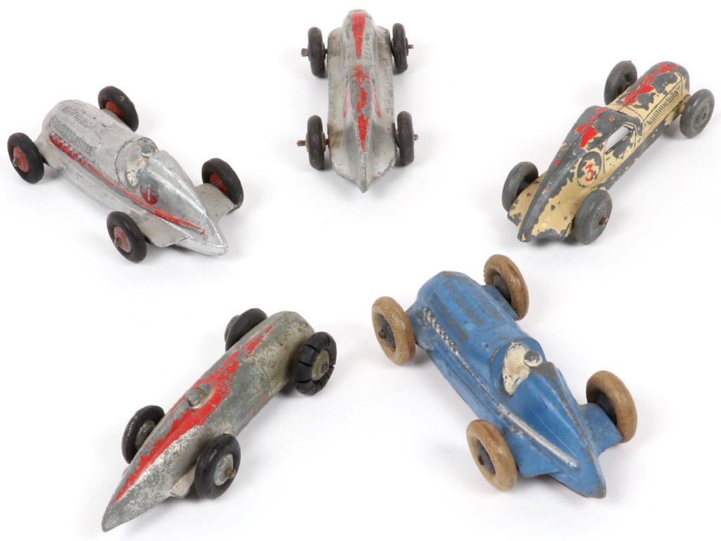 Lot 294 - DINKY TOYS (5)