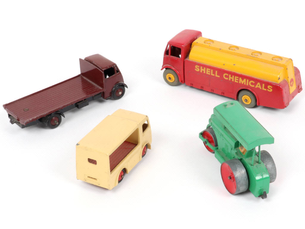 Lot 281 - DINKY TOYS (GB) (4)