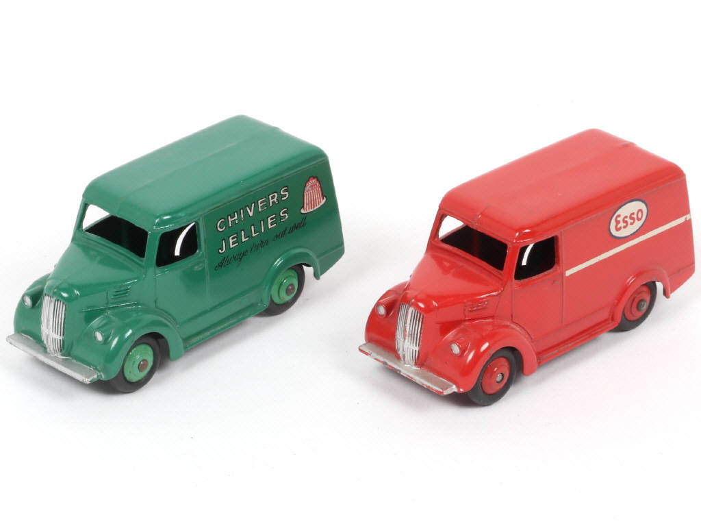 Lot 263 - DINKY TOYS (GB) (2)