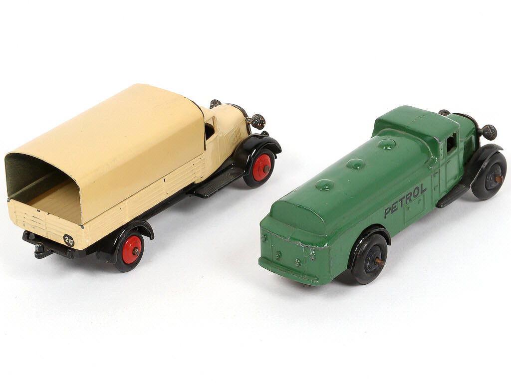 Lot 196 - DINKY TOYS (GB) (2)