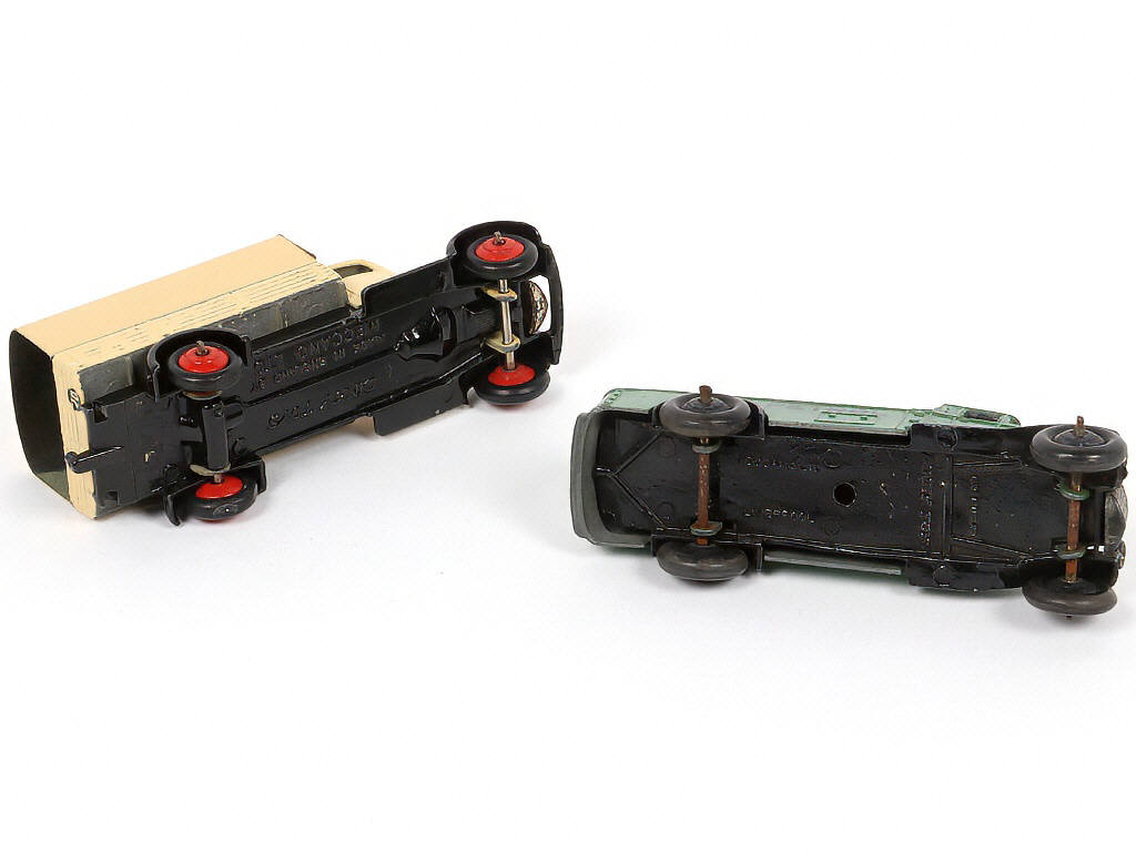 Lot 196 - DINKY TOYS (GB) (2)